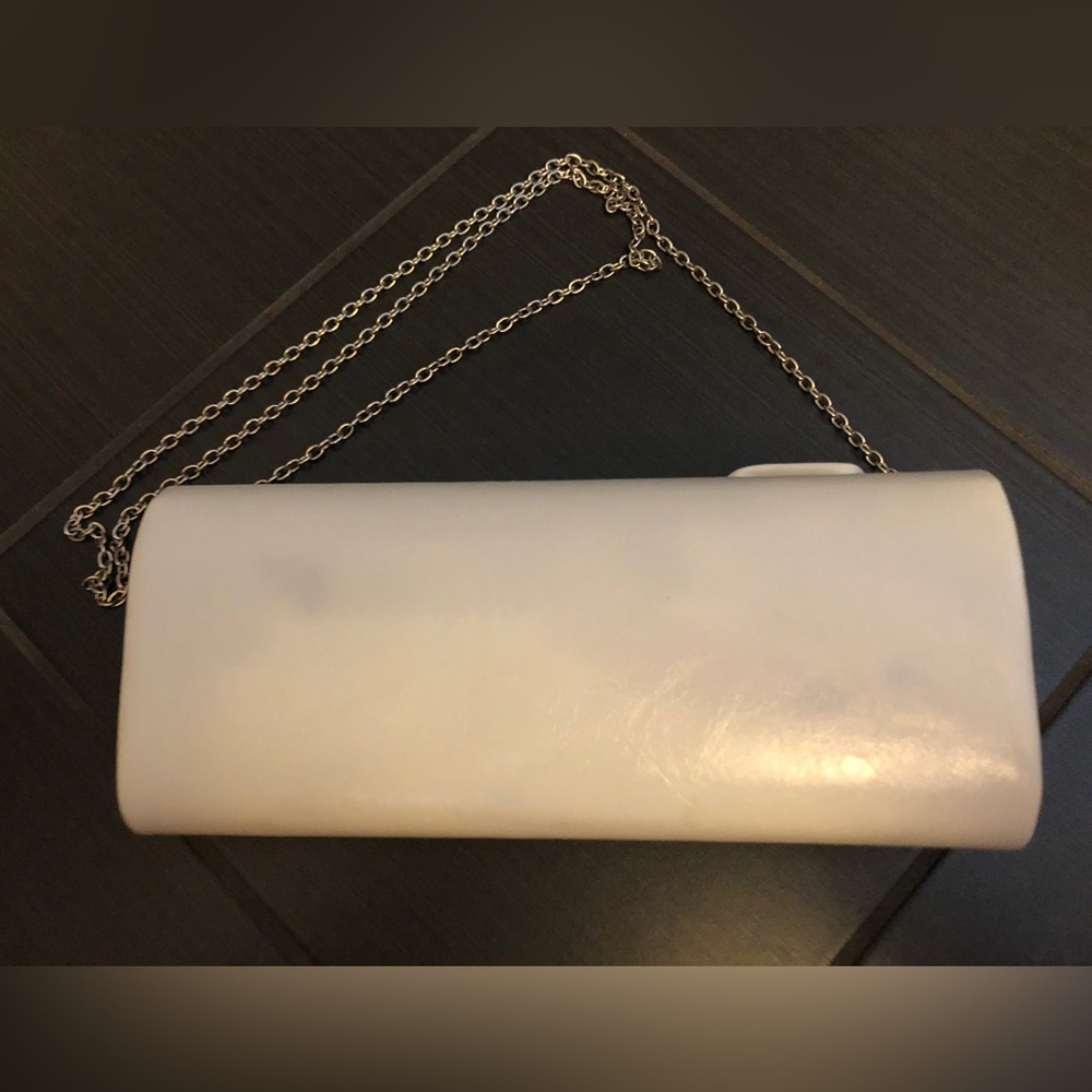 Ricki’s White Clutch with flower detail - Picture 3 of 4